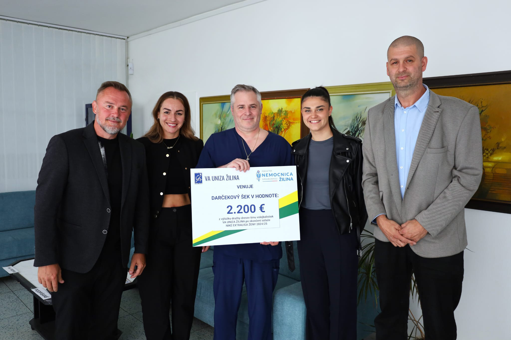 FNsP ZA Žilinská nemocnica si prevzala výťažok z dražby dresov