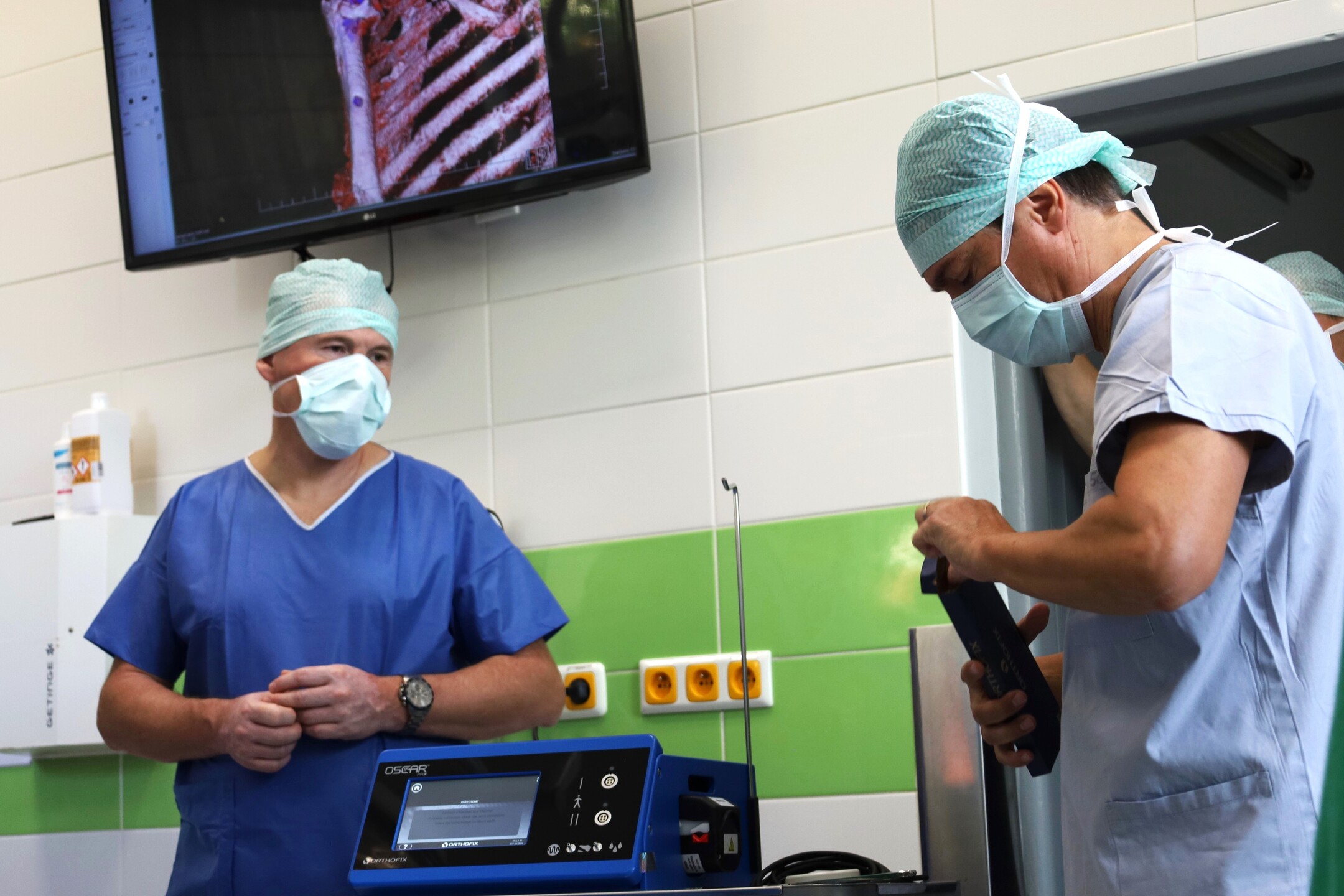 Žilinská nemocnica využíva pri výmenách umelých kĺbov modernú ultrazvukovú technológiu