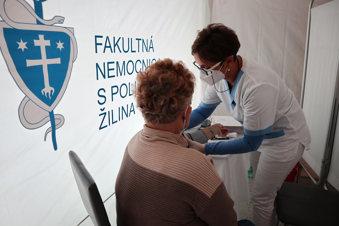 FNsP ZA V žilinskej nemocnici zdravotníci záujemcom bezplatne zmerajú tlak a cukor