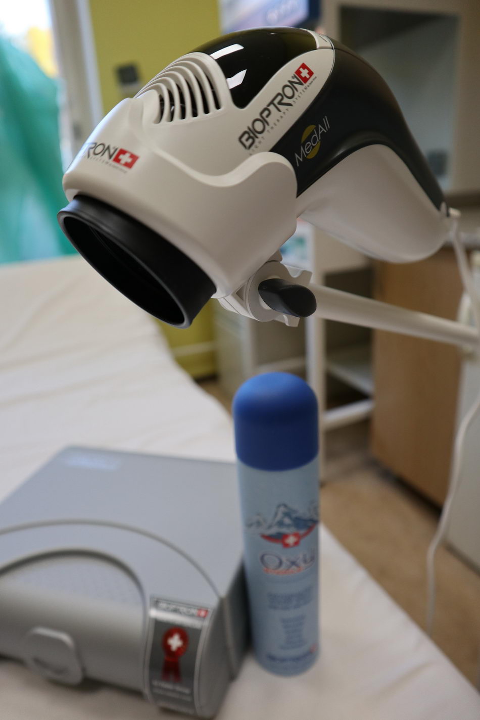 2004 fnsp zilinaz vlanajsieho vytazku zakupila zilinska onkologia bioptronovu lampu na liecbu svetlom a fototerapiu jpg