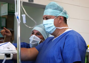 Žilinská nemocnica využíva pri výmenách umelých kĺbov modernú ultrazvukovú technológiu